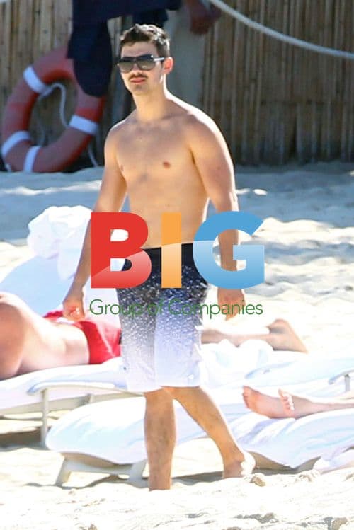 Joe Jonas enjoys Thanksgiving in Mexico