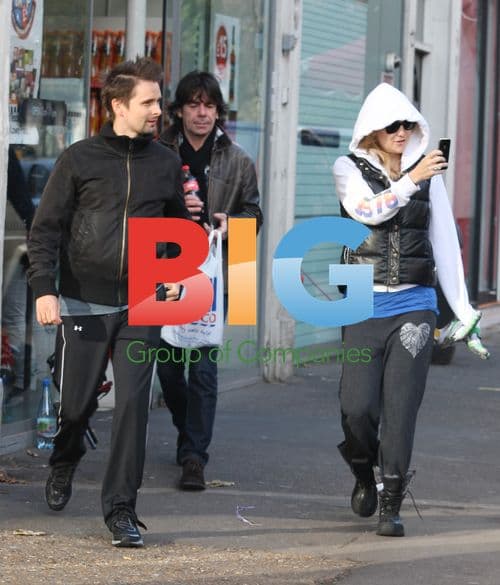 Matt Belamy and Kate Hudson chased by paparazzi