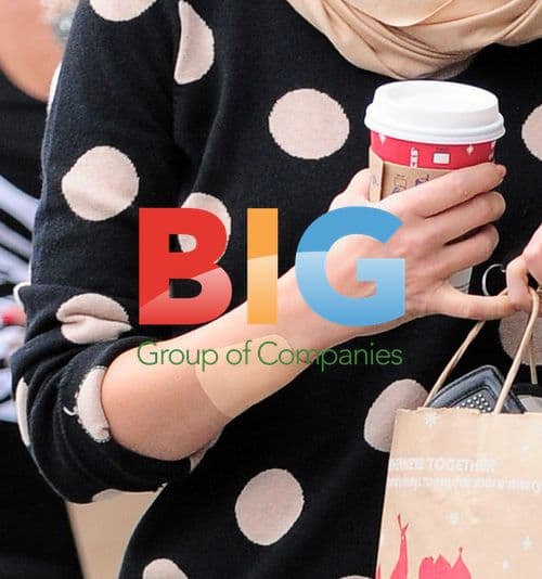 Jessica Alba Stops at Starbucks in Beverly Hills