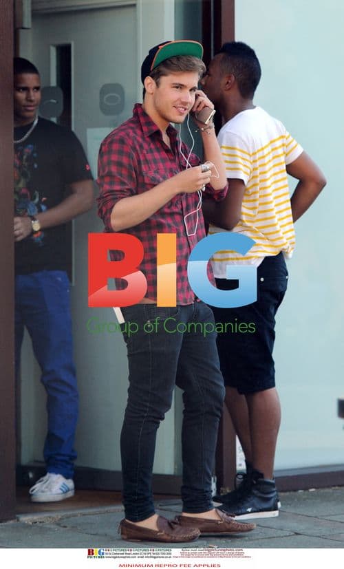 X Factor Contestants Get Teeth Whitened