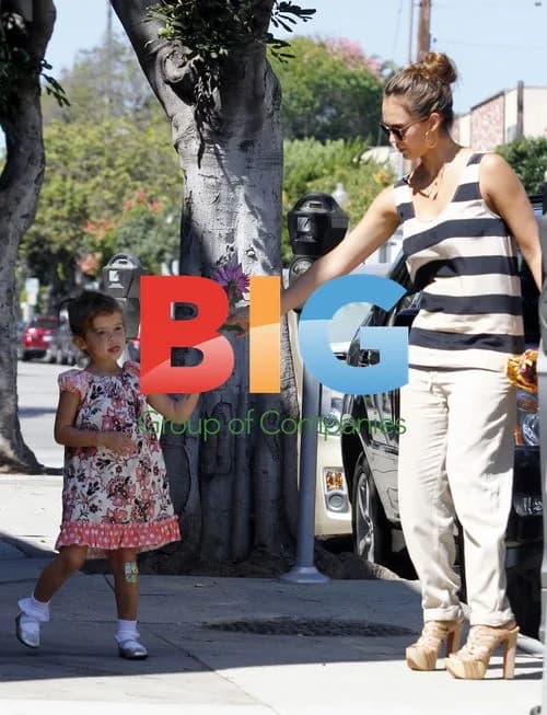 Jessica Alba and Daughter Honor at Starbucks