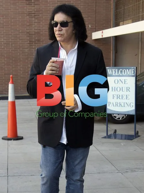 Gene Simmons Chats With Fans in Beverly Hills