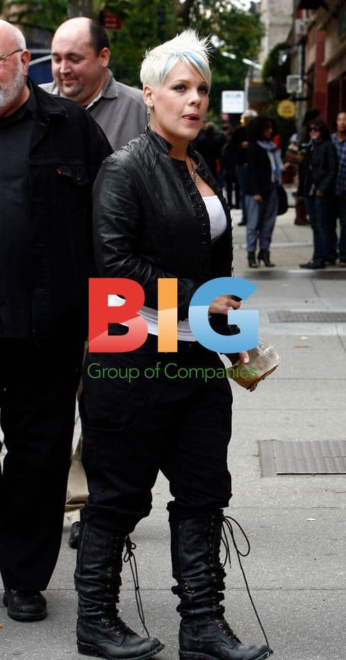 Pink on set of 'Thanks for Sharing'