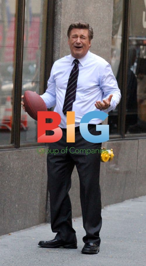 Alec Baldwin Playing Football on '30 Rock' Set