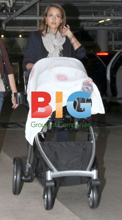 Jessica Alba Out With Daughters