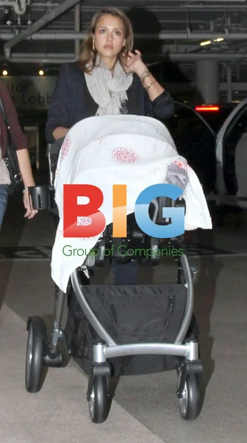 Jessica Alba Out With Daughters