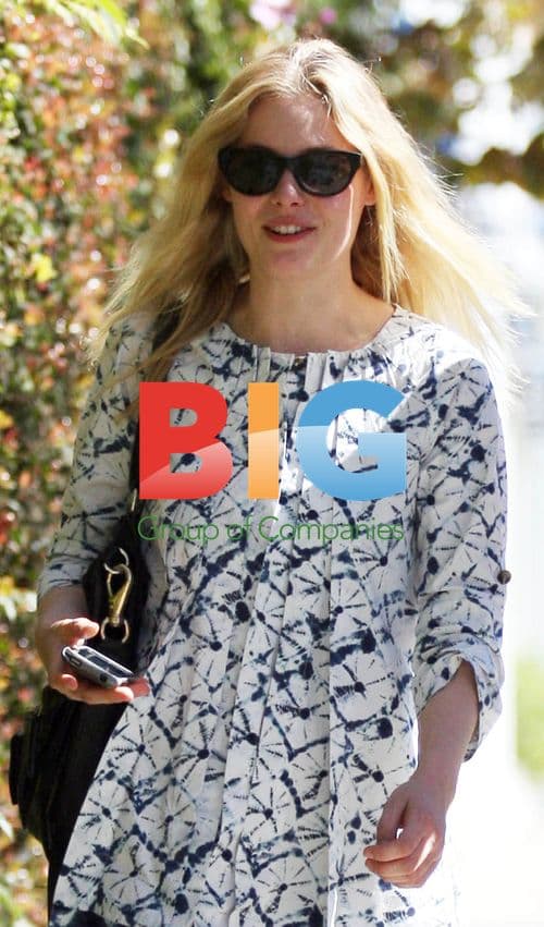 Gillian Jacobs Grabs Coffee With Boyfriend