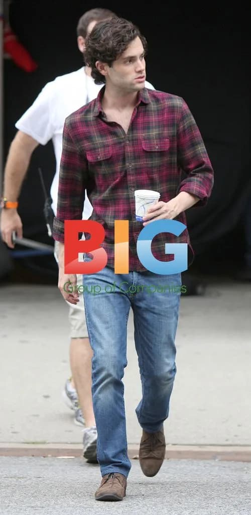 Actors on 'Gossip Girl' set in NYC