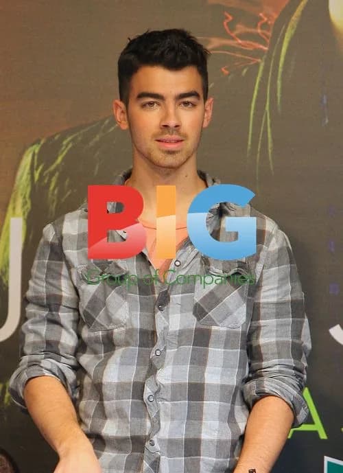Joe Jonas Signs Album Copies in Madrid