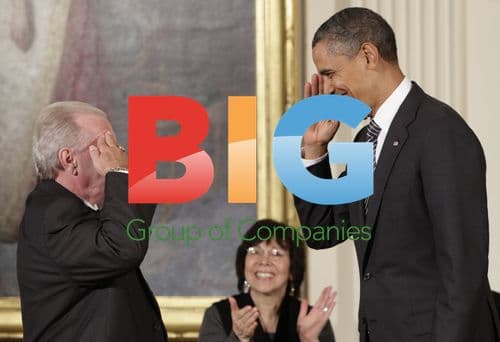 Obama Presents Medal at White House