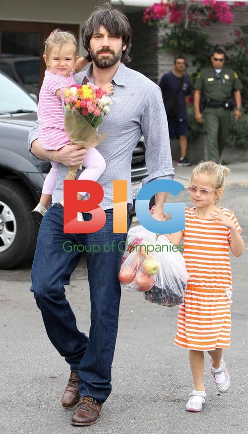 Ben Affleck with daughters at farmers market