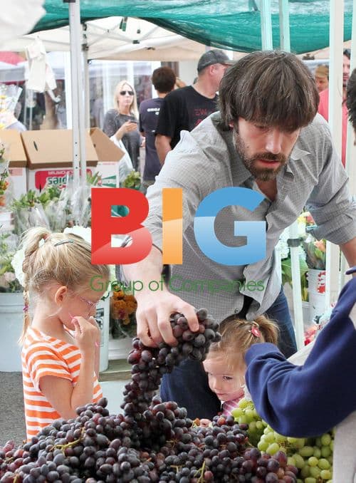 Ben Affleck with daughters at farmers market