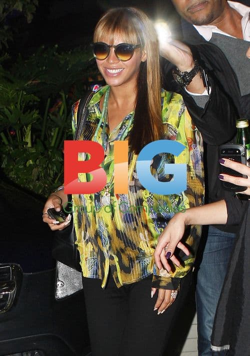 Beyonce covers baby bump in NY