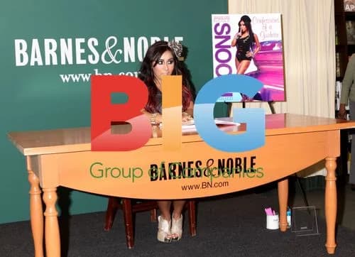 Snooki Arrives for Book Signing