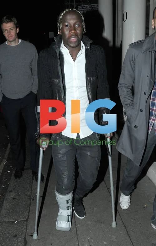 Arsenal's Bacary Sagna leaves club on crutches