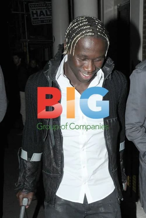 Arsenal player Bacary Sagna leaves club on crutches