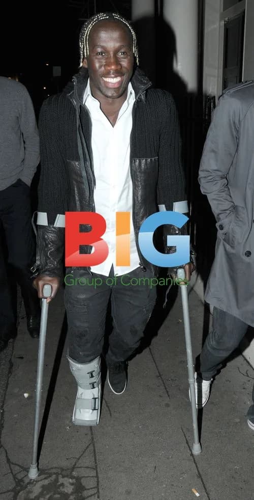 Arsenal's Bacary Sagna leaves club on crutches