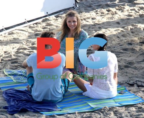 Courteney Cox Films 'Cougar Town' in Malibu