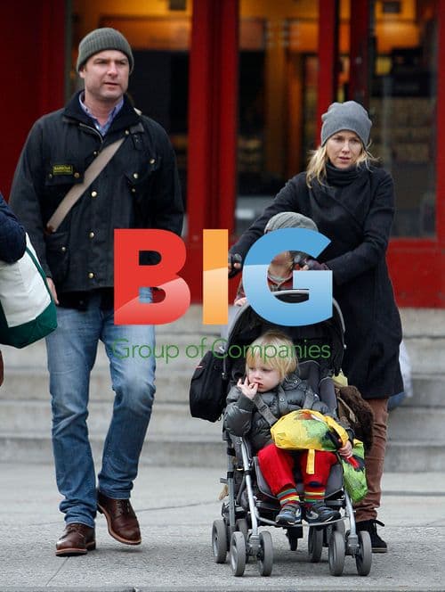 Naomi Watts and Liev Shreiber with children