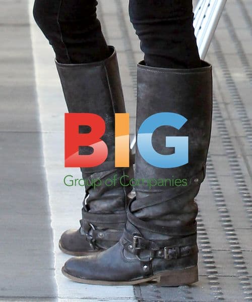 Khloe and Kendall Kardashian Visit Children's Hospital