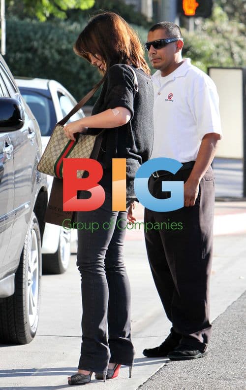 Jennifer Love Hewitt Leaving Restaurant