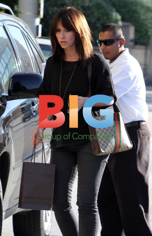 Jennifer Love Hewitt Leaving Restaurant