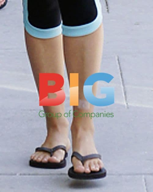 Ali Larter Picking Up Dry Cleaning