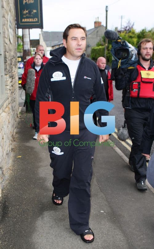 David Walliams Starts 140 Mile River Thames Swim