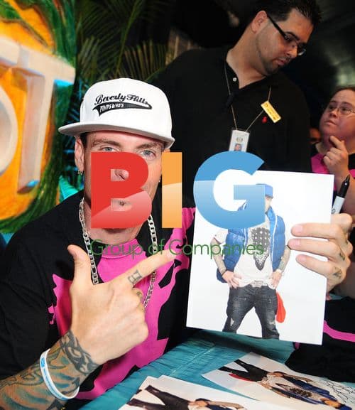 Vanilla Ice signs autographs at Chillfest