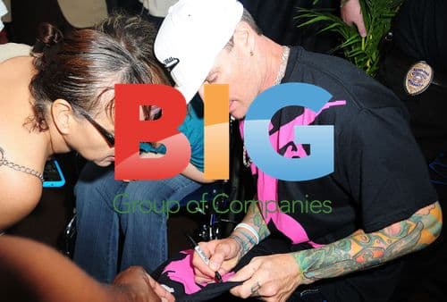 Vanilla Ice signs autographs at Chillfest