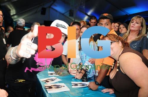 Vanilla Ice Signs Autographs at Chillfest