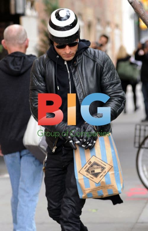 Justin Theroux Returns Home with Supplies