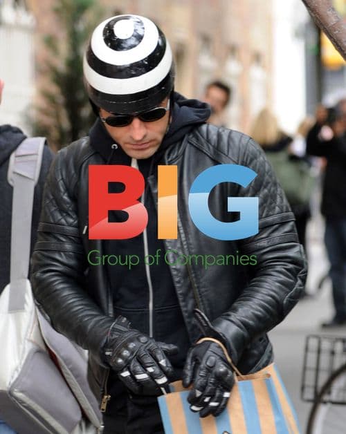 Justin Theroux returns home to Jennifer Aniston's apartment