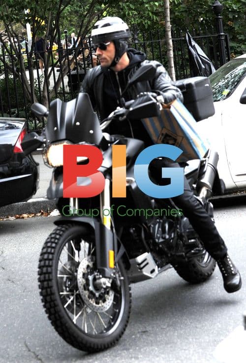 Justin Theroux Returns Home to Aniston's NYC Apartment