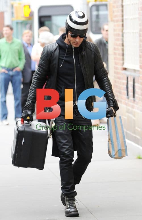 Justin Theroux Returns Home to Jennifer Aniston