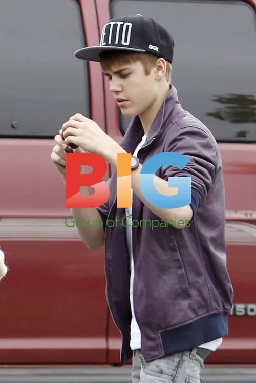 Justin Bieber and Selena Gomez Shopping
