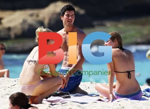 Home and Away Stars Relax at Bronte Beach