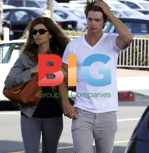 Arnold Schwarzenegger and Maria Shriver with son
