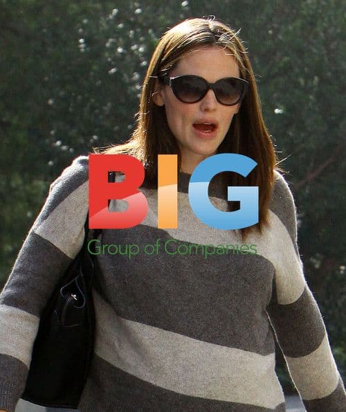 Jennifer Garner with daughters