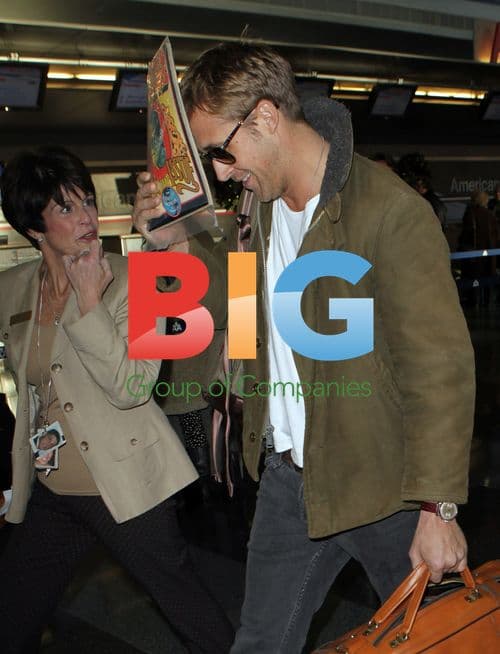 Ryan Gosling Hides Face at Airport