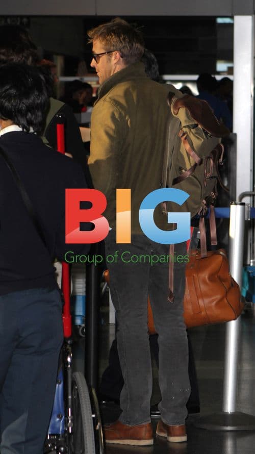 Ryan Gosling Hides Face at Airport