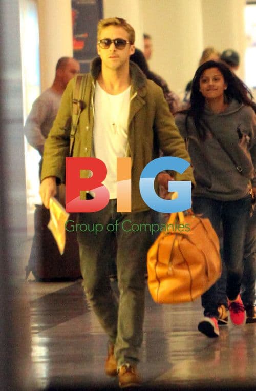 Ryan Gosling covers face at airport