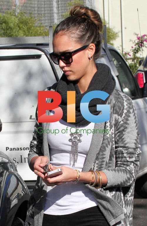 Jessica Alba Donates to Charity