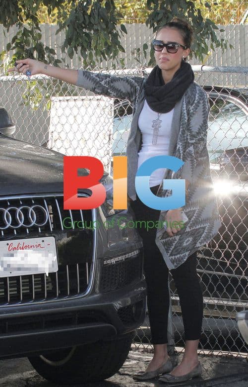 Jessica Alba Donates Goods