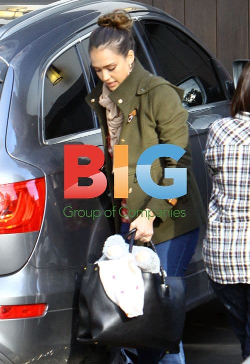 Jessica Alba Visits Grandmother with Daughters