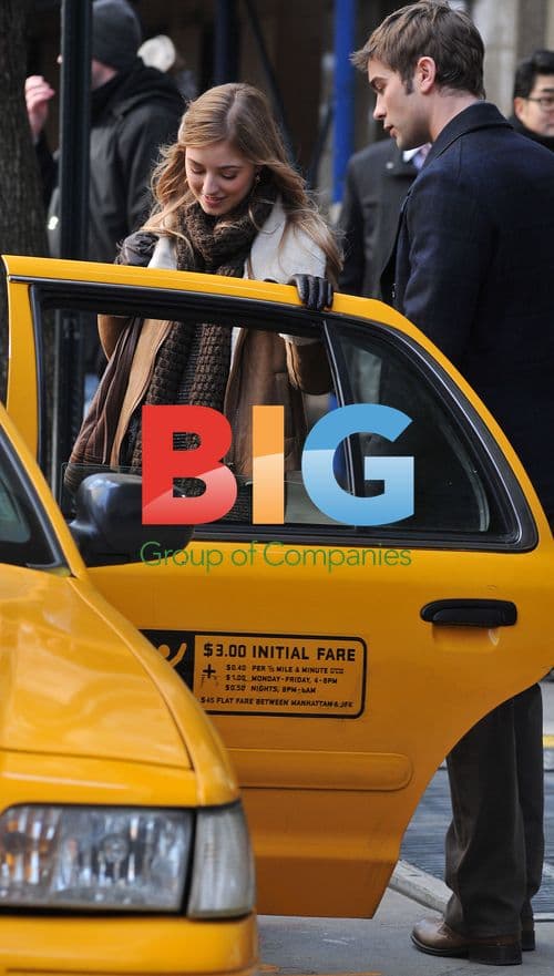 Ella Rae Peck and Chace Crawford on 'Gossip Girl' set