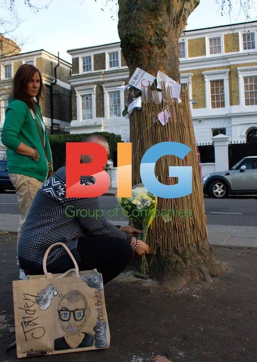 Jaiden Lays Flowers at Amy Winehouse Memorial