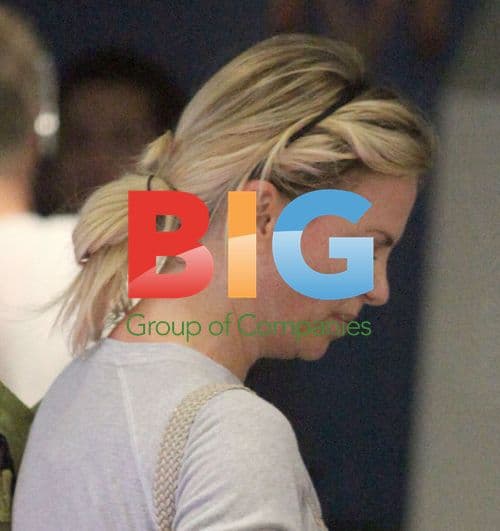 Charlize Theron Barefoot at Crunch Gym