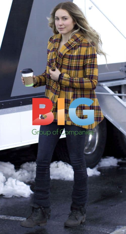 Sarah Carter on 'Falling Skies' set