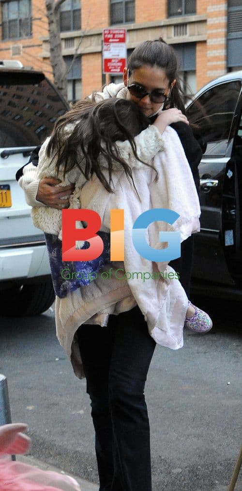 Katie Holmes Carries Daughter Suri